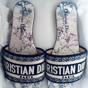 DWAY SLIDE
BLUE DIOR AROUND THE WORLD EMBROIDERED COTTON